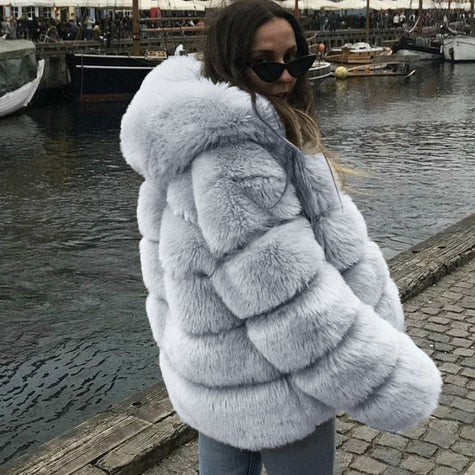 Women's Fur Coat Is Popular In Europe And America
