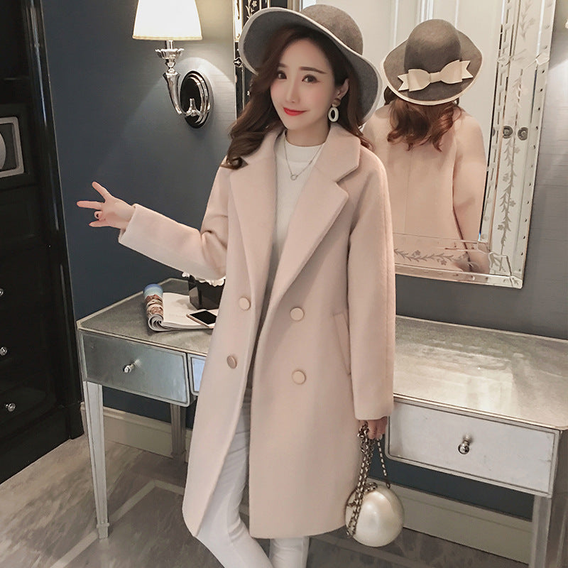Long woolen coat in the woolen coat