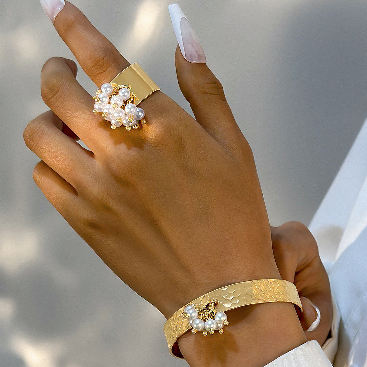 Design Hug Ring Bow Open-ended Bracelet