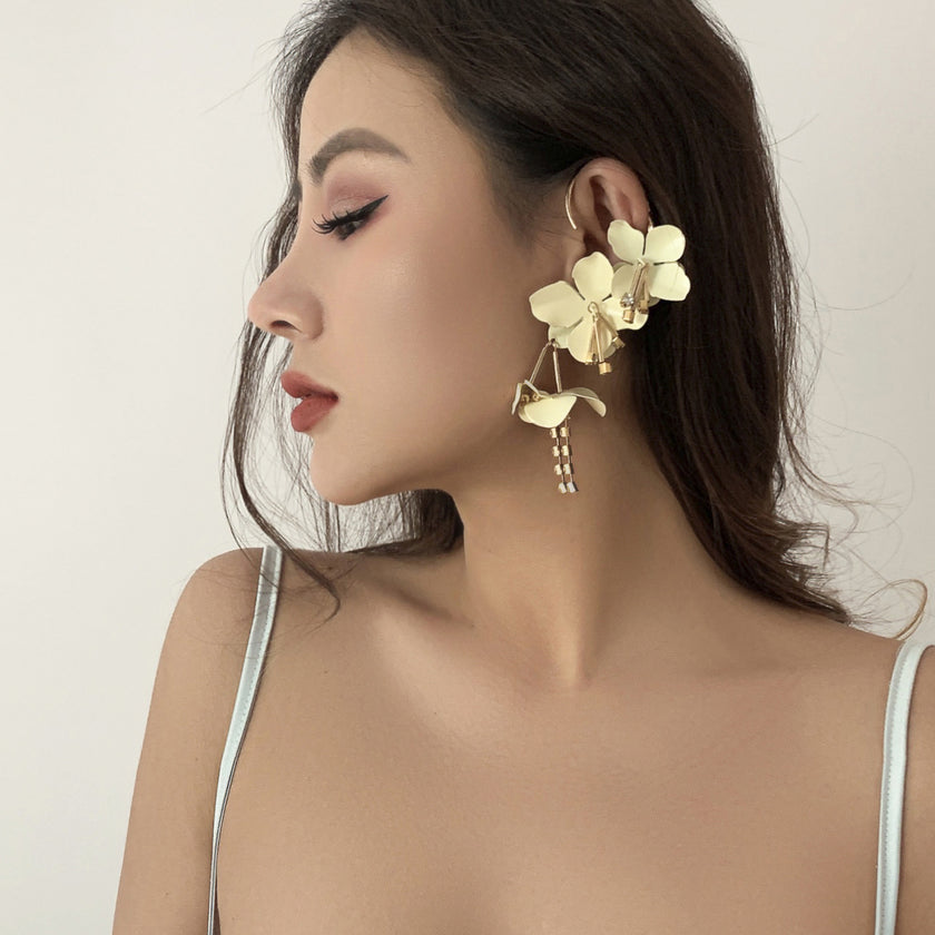 Long Rhinestone-encrusted Chain Flower Ear Clip