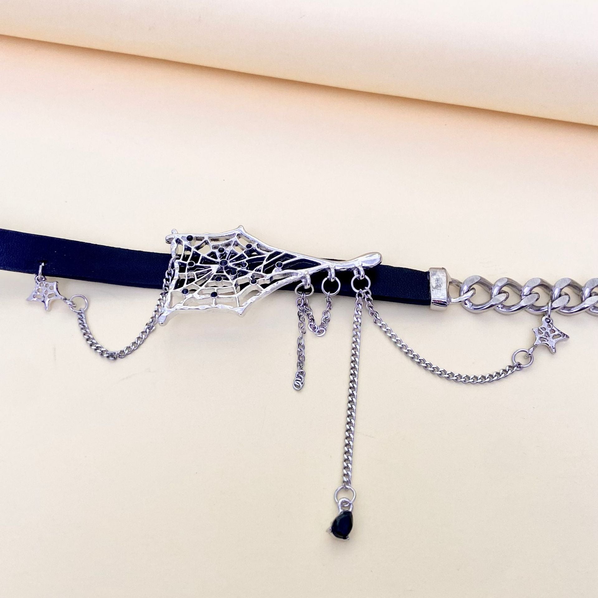 European And American Design Sense Cobweb Necklace Fashion Temperamental Minority Retro Metal Sense