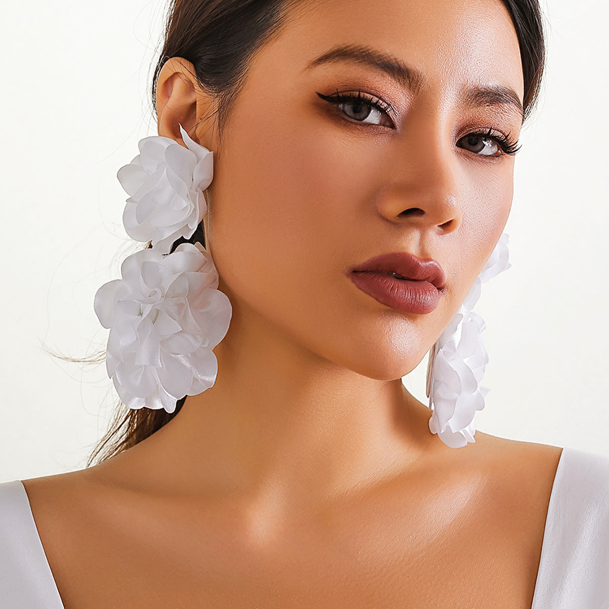 Long Rhinestone-encrusted Chain Flower Ear Clip