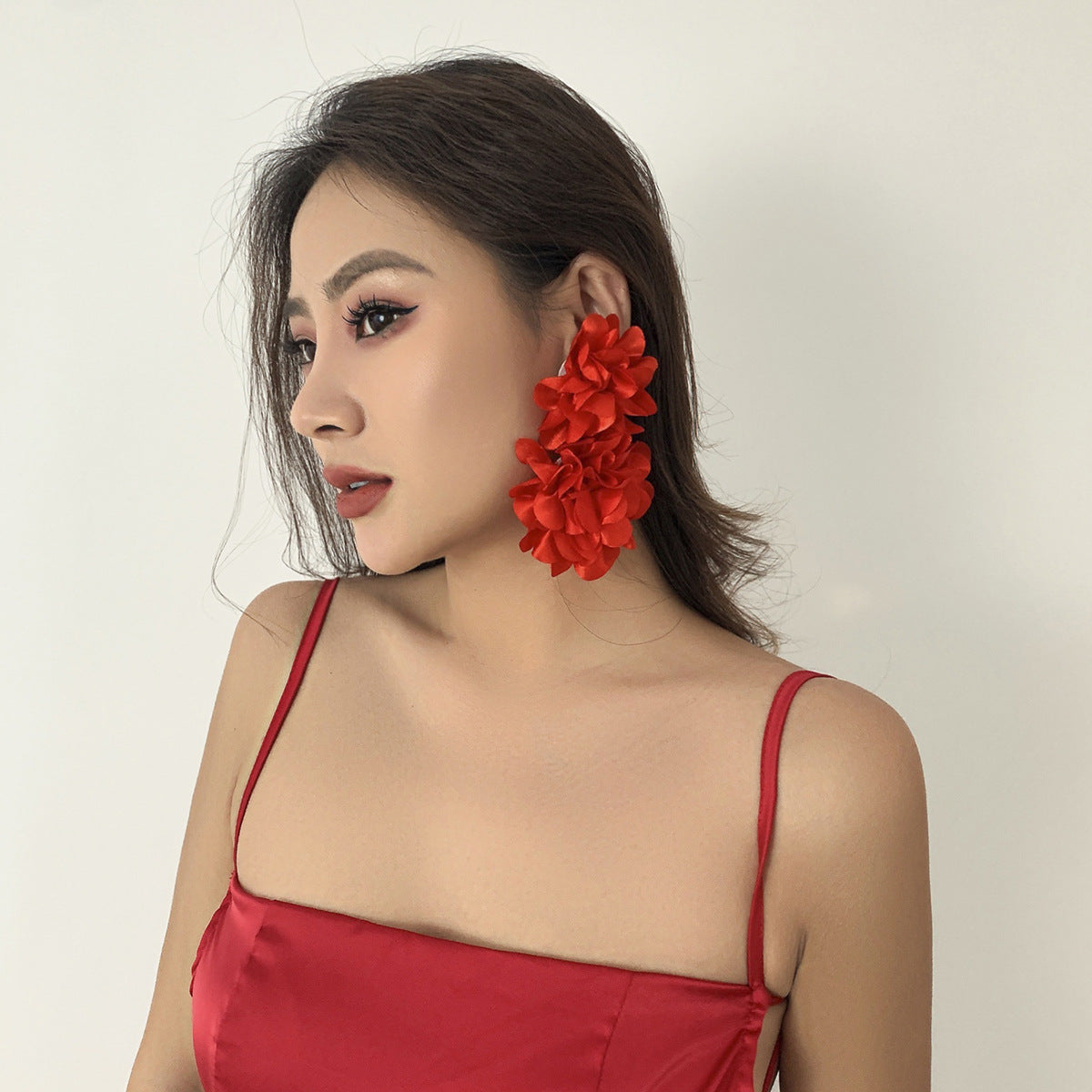 Long Rhinestone-encrusted Chain Flower Ear Clip