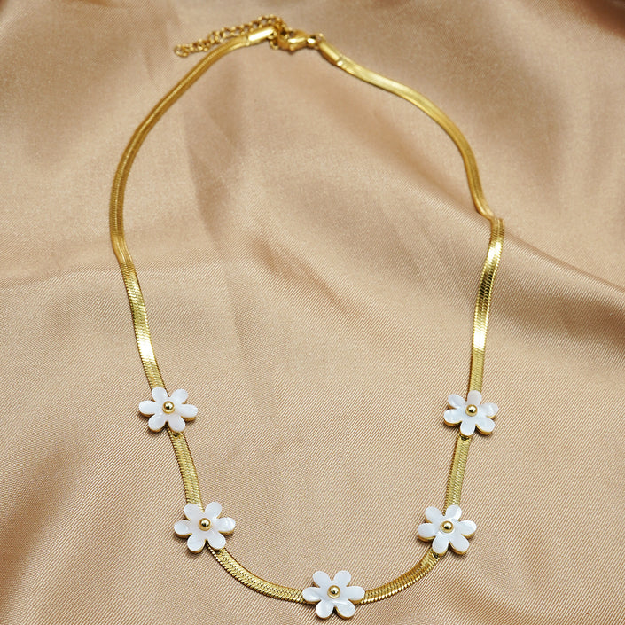 Lxalry 18K Gold Plated Bohemian Floral Necklace   Stainless Steel Skin Safe Jewelry With White Blossom Charms  Hypoallergenic   Tarnish Free Gift For Women Wife Mom, Festive Occasions   Everyday Boho