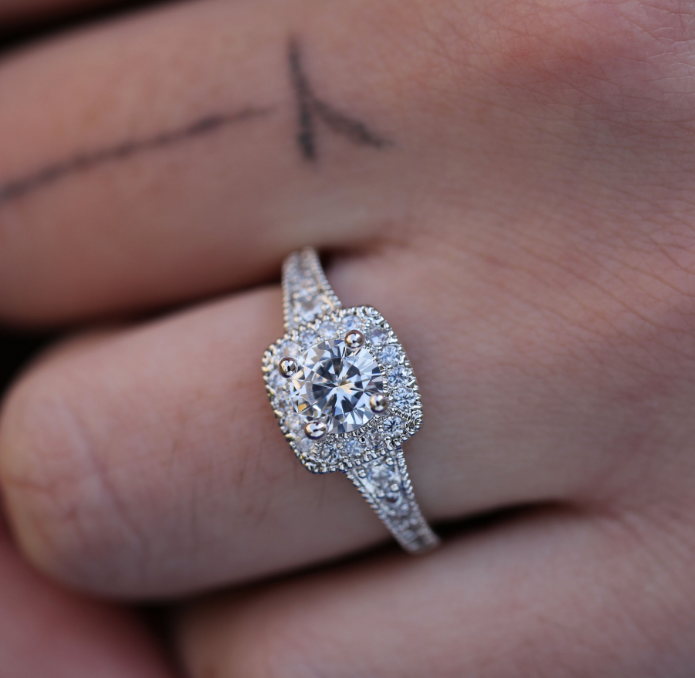 Cross-border e-commerce new accessories Classic four-claw round zircon engagement ring Fashion ladies trend hand jewelry