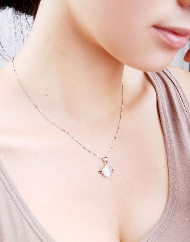 Heart-shaped zircon pendant necklace