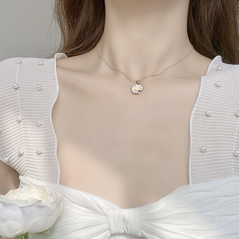 Daisy Metallic Pendant Necklace
