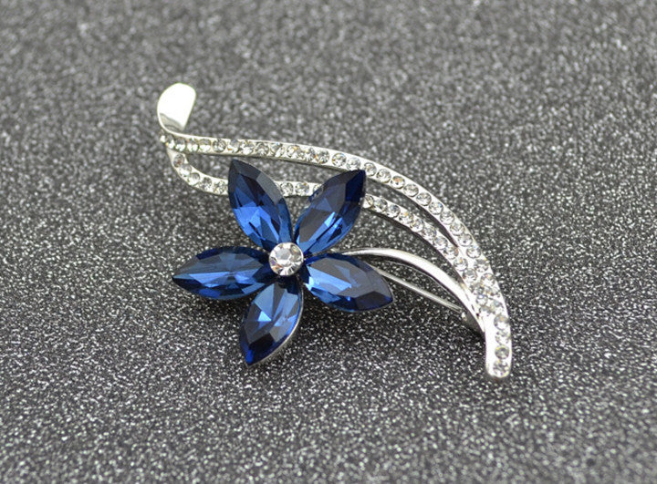Five-leaf flower crystal brooch