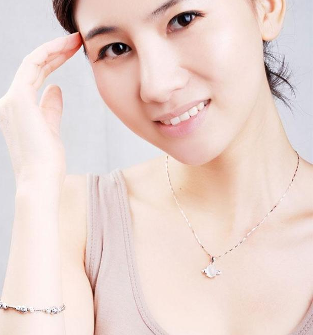 Heart-shaped zircon pendant necklace